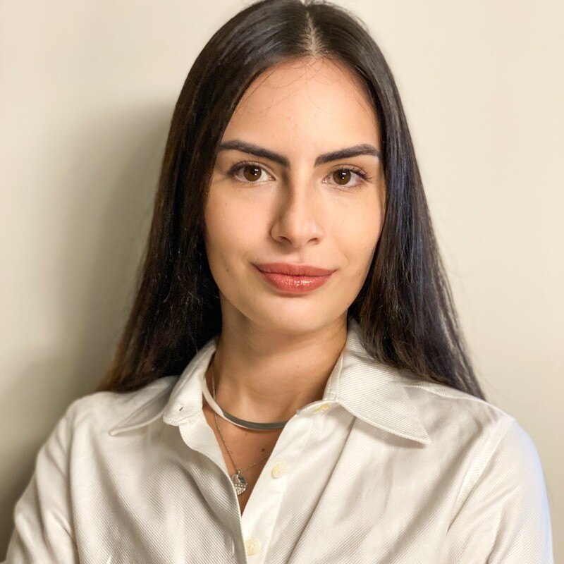 Studio headshot of Júlia Castellari Ribeiro, corporate and M&A lawyer.